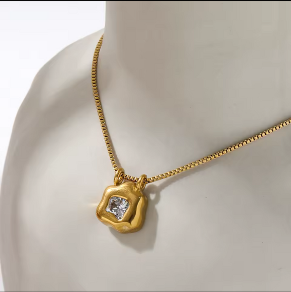 Gold fluid Pendant necklace